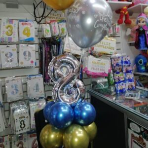 CENTRO DE MESA CON NÚMERO METALIZADO Y GLOBO CON HELIO