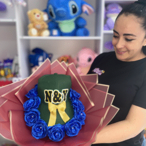 RAMO ETERNO 12 ROSAS + GORRA