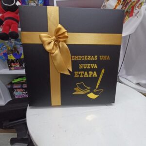 CAJA DE CARTON LISA CON STIKER Y MOÑO